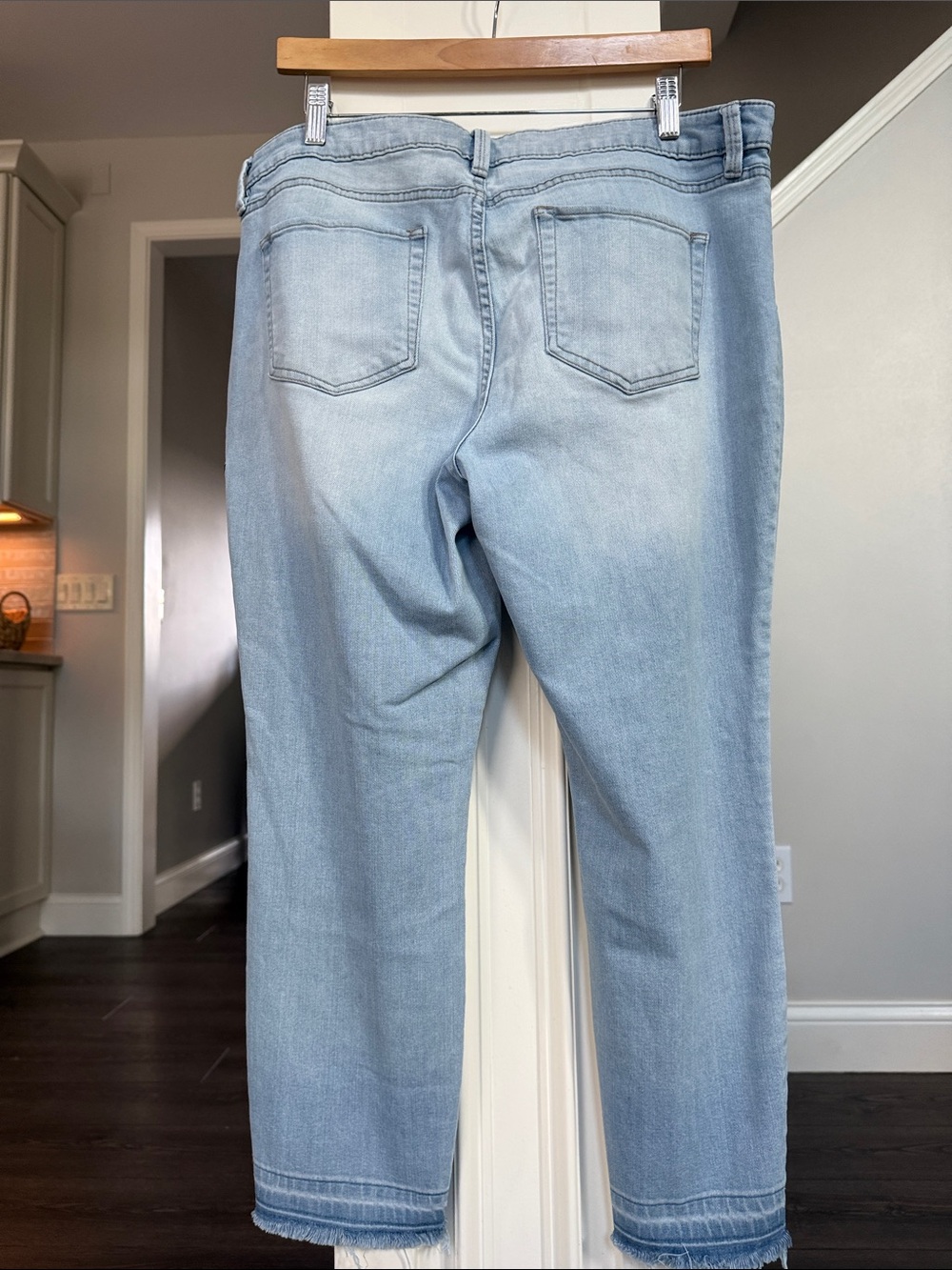 a.n.a Light Blue Embroidered Floral Skinny Ankle Raw Hem Stretch Denim Jeans 14 - Picture 6 of 8